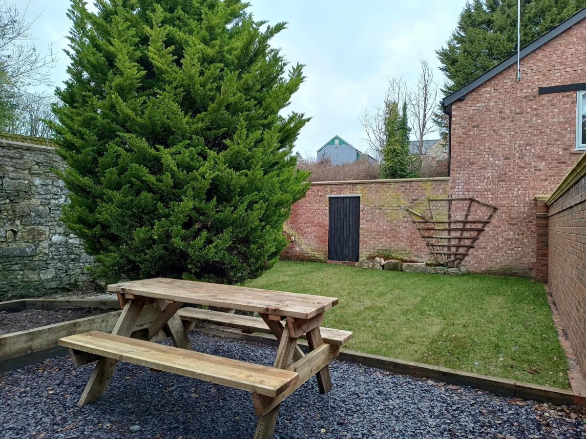 The West Wing At Eriviat Hall Hot Tub Henllan  Exterior foto