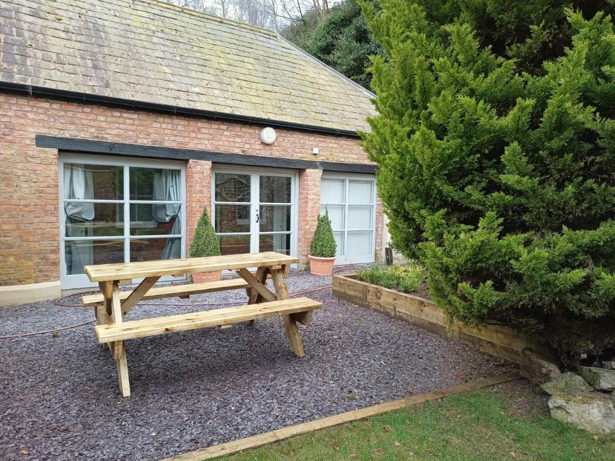 The West Wing At Eriviat Hall Hot Tub Henllan  Exterior foto