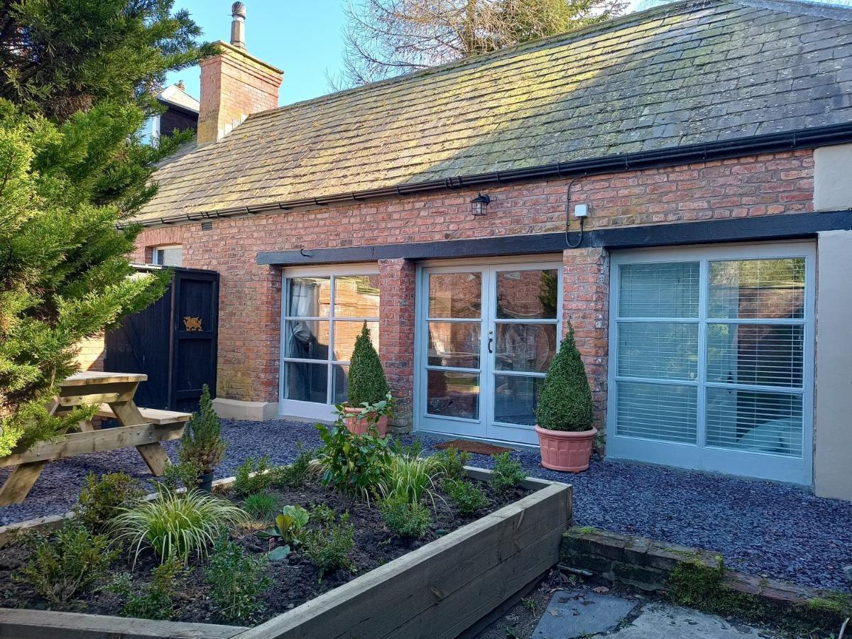 The West Wing At Eriviat Hall Hot Tub Henllan  Exterior foto