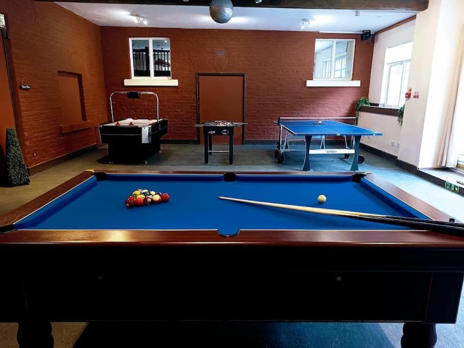 The West Wing At Eriviat Hall Hot Tub Henllan  Exterior foto