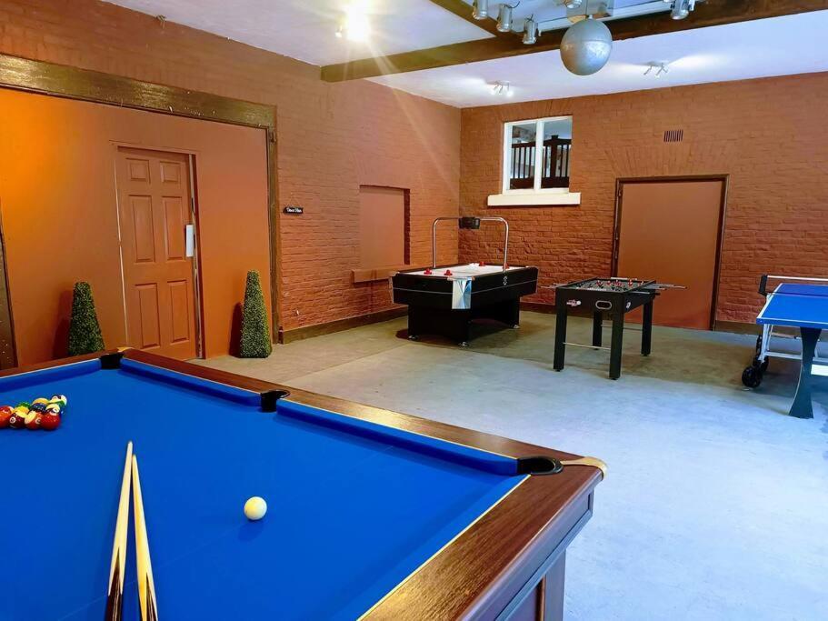 The West Wing At Eriviat Hall Hot Tub Henllan  Exterior foto